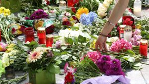Mit Blumen und Kerzen bringen Menschen ihre Trauer zum Ausdruck. Foto: dpa