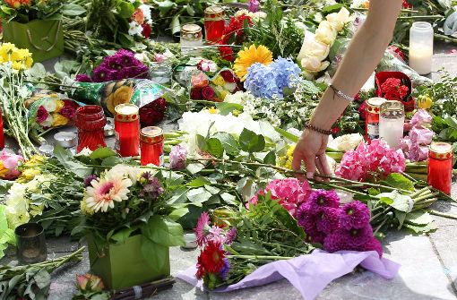 Mit Blumen und Kerzen bringen Menschen ihre Trauer zum Ausdruck. Foto: dpa