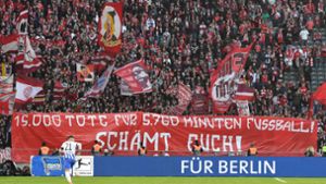Die Bayern-Fans in Berlin demonstrieren gegen die WM in Katar. Foto: IMAGO/Matthias Koch/IMAGO/Sebastian Räppold/Matthias Koch