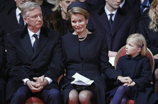 Königin Mathilde (Mitte), ihr Mann König Philippe und Tochter Eleonore trauern um Königin Fabiola, die verstorbene Tante von Philippe. Foto: dpa