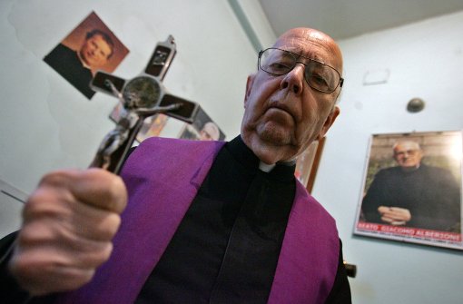 Der Exorzist: Das Foto aus dem Jahr 2005 zeigt den bekanntesten Exorzisten der Katholischen Kirche –  Gabriele Amorth bei der Ausübung seiner Arbeit. Foto: AFP