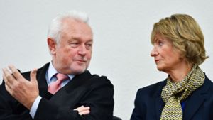 Die frühere Pforzheimer Oberbürgermeisterin Christel Augenstein (rechts) mit ihrem  Anwalt, dem FDP-Politiker Wolfgang Kubicki Foto: dpa