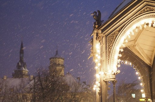 Sachte fallen Schneeflocken auf den mit Lichterketten geschmückten Pavillon am Stuttgarter Schlossplatz. Foto: Leserfotograf burgholzkaefer
