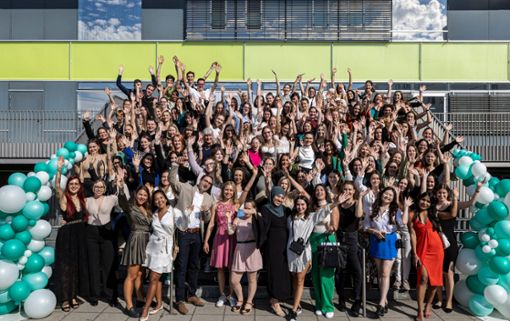 Die Absolventinnen und Absolventen der Akademie für Gesundheitsberufe im Klinikum Stuttgart freuen sich über ihren Abschluss.