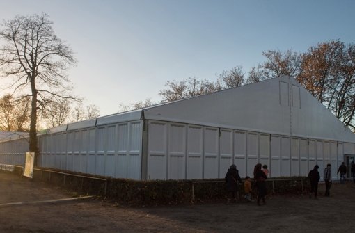 Eine der Zelthallen im Reitstadion in Stuttgart - dort sind nun wieder zeitweise Flüchtlinge untergebracht. Foto: dpa