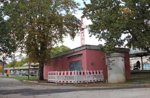 Das alte rote Zugangsgebäude zum Tiefbunker soll weichen. Foto: Torsten Ströbele