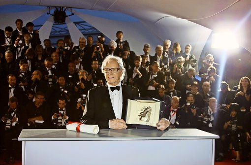 Der Sieger von Cannes präsentiert der Welt seinen Preis: Ken Loach, der Moralist unter den europäischen Autorenfilmern Foto: AP