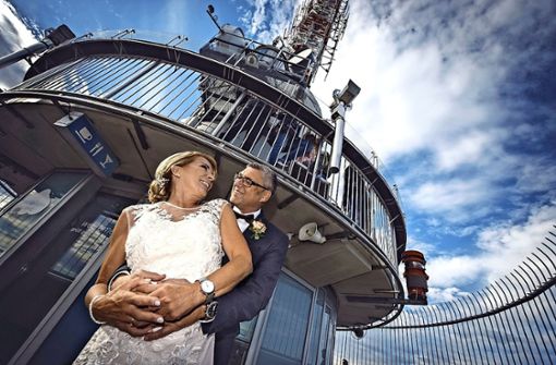 Bei bestem Spätsommerwetter haben Heike Urano und Stefan Schnirring am 4. September auf dem Fernsehturm Hochzeit gefeiert. Foto: privat/André Weinmann