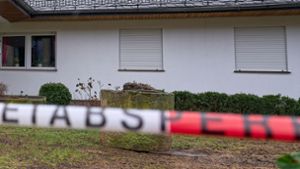Das Anwesen ist einen Tag nach einer Gewalttat mit mehreren Toten mit Absperrband der Polizei versehen (Archivbild). Foto: Sascha Ditscher/dpa