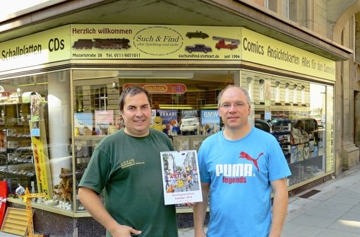 Marco Cini (links) und Jörg Trüdinger verkaufen einen Festkalender. Den Erlös spenden sie der Mobilen Jugendarbeit Süd. Foto: Heike Armbruster