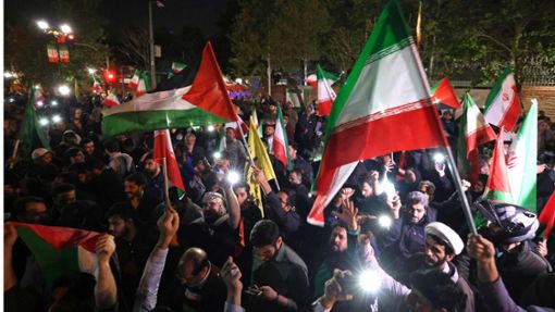 Demonstranten mit iranischen und palästinensischen Flaggen protestieren vor der britischen Botschaft in Teheran nach dem Drohnen-Angriff auf Israel. Foto: AFP/Atta Kenare