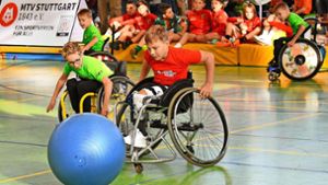 Der Fußball ist beim Wheelsoccer ein  Pezziball, und statt  den Füßen bewegen die Hände und der Rollstuhl das Spielgerät. Foto: Günter Bergmann