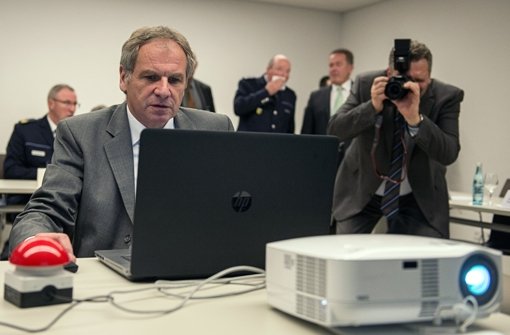 Interior Minister Reinhold Gall tried clicking on the new system. Photo: dpa