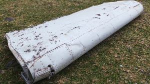 Dieses Wrackteil wurde auf La Réunion angespült. Es gehört zu der abgestürzten Boeing von Flug MH370. Foto: Zinfos974