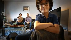 Die Eltern Davoud Hafizi und Neda Sadeghi mit dem Kindern Dadmehr und Hanna in ihrer Geno-Wohnung Foto: Gottfried Stoppel