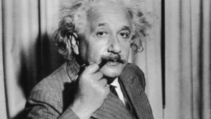 Deutscher, Schweizer, Amerikaner: Albert Einstein (1879-1955) im Jahr 1933 nach seiner Übersiedlung in die USA. In diesem Jahr 1933 wurde er Mitglied des Institute for Advanced Study, einem kurz zuvor in der Nähe der Princeton University gegründeten privaten Forschungsinstitut. Foto: Getty Images
