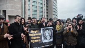 Proteste für die Freilassung der wegen „Terror-Propaganda“ angeklagten türkischen Schriftstellerin Asli Erdogan. Foto: AFP