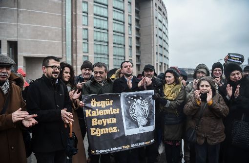 Proteste für die Freilassung der wegen „Terror-Propaganda“ angeklagten türkischen Schriftstellerin Asli Erdogan. Foto: AFP