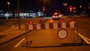 Auf dem Werksgelände von Daimler in Sindelfingen ist bereits den zweiten Tag in Folge eine Bombe gefunden worden. Sämtliche Rettungskräfte sind im Einsatz. Foto: SDMG
