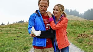 Marie (Stefanie Stappenbeck) und Markus (Matthias Koeberlin) laufen durch die Berge. Foto: ZDF
