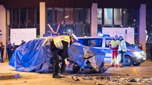 Nach dem Unfall eines Erlkönigs mit einem Polizeibus wird nun der BMW untersucht.  Foto: www.7aktuell.de | Oskar Eyb
