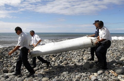An der Küste von La Réunion wurde bereits dieses Wrackteil gefunden, das zu Flug MH370 gehören soll. Foto: dpa