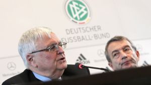 Ex-DFB-Chef Zwanziger (li.), Nachfolger  Niersbach: alte Rechnungen? Foto: dpa