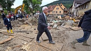 Ortstermin im Schlamm: Ministerpräsident Kretschmann (vorne) und Innenminister Thomas Strobl haben sich die Unwetterschäden in Braunsbach angeschaut. Foto: dpa