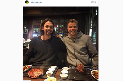 Neven Subotic (links) und Mitch Langerak zusammen beim Essen in Stuttgart.  Foto: https://www.instagram.com/mitchlangerak/