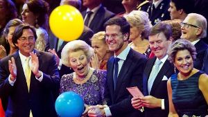 Prinzessin Beatrix (zweite von links) mit dem niederländischen Premierminister Mark Rutte (Mitte), König Willem-Alexander (zweiter von rechts) und Königin Maxima (rechts) Foto: dpa
