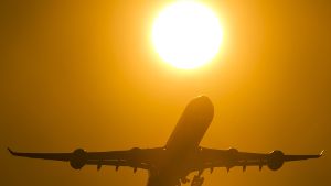 Der Sonne entgegen – Flugzeuge bringen Urlauber schnell und unkompliziert ans Ziel, belasten das Klima jedoch nicht unerheblich. Foto: dpa