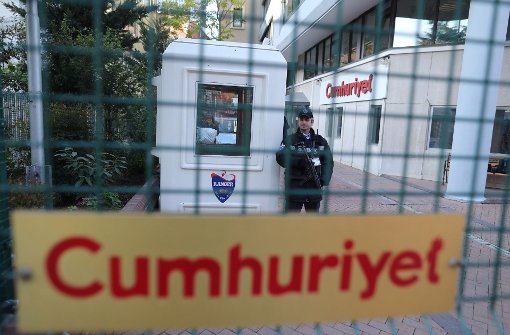 Der Chefredakteur und Mitarbeiter der Cumhuriyet-Tageszeitung in Istanbul müssen ins Gefängnis. Foto: dpa