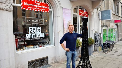 Pierre-Olivier Baron Languet hat seinen Eiffelturm inzwischen eingemottet. Seine französischen Klassiker will er auch nach der Schließung  vertreiben. Foto: Georg Friedel