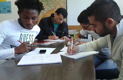 Flüchtlinge lernen in der Gewerblichen Schule Sigmaringen Deutsch. Foto: Allgöwer