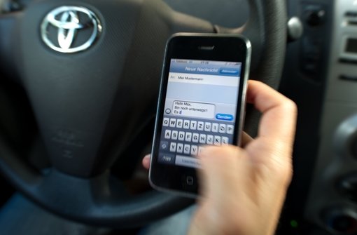 Eine Firma aus den USA hat einen Handydetektor entwickelt, mit dessen Hilfe die Polizei SMS-Schreiber am Steuer aufspüren können soll. Foto: dpa-Zentralbild