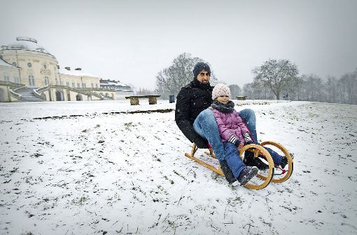 Ski und Rodel – nun ja, immerhin  möglich. Erster Ferienspaß im Schnee vor Schloss Solitude. Foto: 7aktuell.de/Oskar Eyb