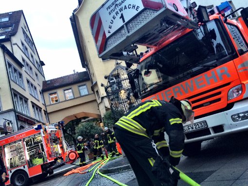 Bei einem Brand in der Bar Rubens am Hans-im-Glück-Brunnen in Stuttgart wurde am Mittwochabend ein Mitarbeiter verletzt. Foto: Knut Krohn