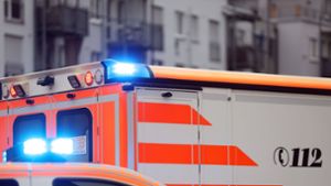 Ein Rettungswagen brachte die Schwerverletzte in ein Krankenhaus. (Symbolbild) Foto: IMAGO/Steffen Schellhorn/IMAGO/steffen schellhorn www.augenflug