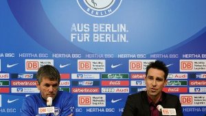 Hertha-Trainer Friedhelm Funkel (l.) und Manager Michael Preetz bei der Pressekonferenz am Donnerstag.   Foto: dpa