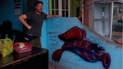 Marcel Folmeg in Panama mit seinem Streetart-Bild. Foto: privat