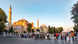 Lange Schlange an der Hagia Sophia: künftig ist der Zutritt nicht mehr für jeden gratis. Foto: imago/Panthermedia