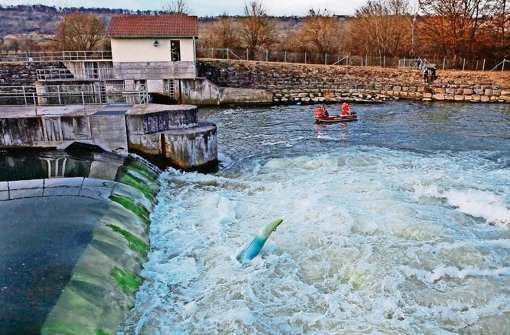 Wie ein Spielzeug wird das Kanu des Verunglückten immer wieder von der Wasserwalze am Neckartailfinger Stauwehr umhergewirbelt Foto: 7aktuell/Jüptner
