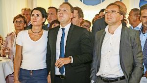 Betretene Gesichter bei der CDU: der künftige Bundestagsabgeordnete Marc Biadacz (Mitte) mit seiner Frau Tine Stierle und dem Landtagsabgeordneten Paul Nemeth (rechts) Foto: factum/Granville