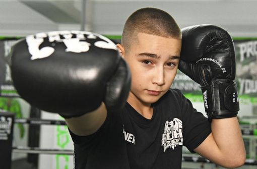 Der Kickboxer Veron Felachidis  trainiert vier- bis fünfmal in der Woche in Großbettlingen. Foto: Günter  Bergmann