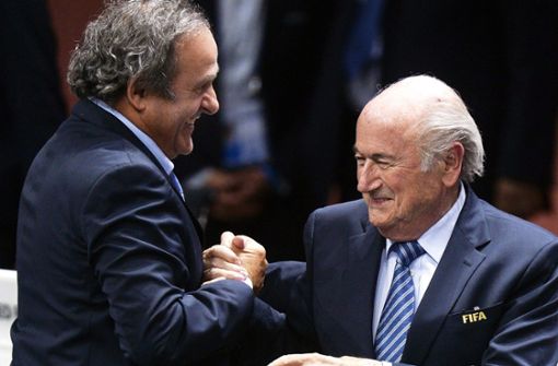Michel Platini (links) hat als UEFA-Chef dubiose Zahlungen von FIFA-Boss Joseph Blatter erhalten. Foto: dpa/Walter Bieri
