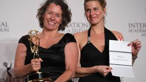 Lucia Haslauer and Beatrice Kramm posieren mit ihrem Preis für die ZDF-Serie „Familie Braun“, die von einer Neonazi-WG handelt. Foto: AFP