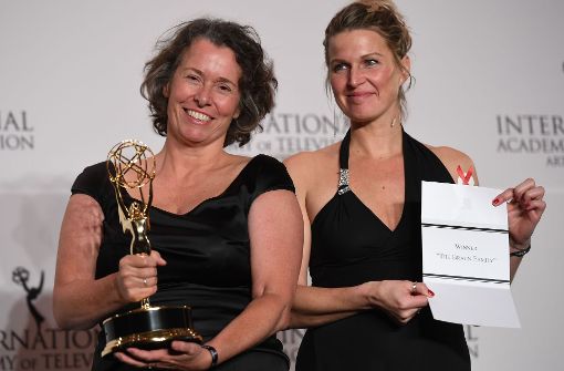 Lucia Haslauer and Beatrice Kramm posieren mit ihrem Preis für die ZDF-Serie „Familie Braun“, die von einer Neonazi-WG handelt. Foto: AFP