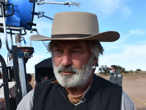 Alec Baldwin vor dem tödlichen Unfall am Set des Westerns Rust im Jahr 2021 Foto: imago/ZUMA Wire