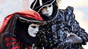 Wer verbirgt sich hinter den Masken? Die venezianischen Gewänder lassen die Menschen wie Harlekins aussehen. Foto: Breuninger