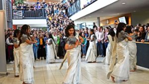 Eine besondere Pause: Die indischen Schülerinnen führen den traditionellen Tanz „Thiruvathirakali“ auf. Foto:  